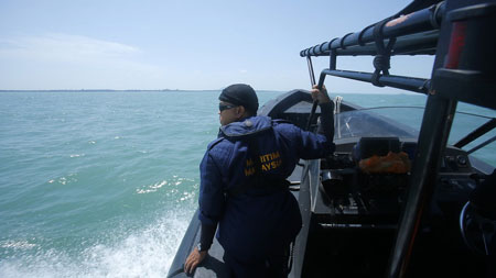 Tàu cứu hộ Malaysia tìm kiếm người mất tích trong vụ tai nạn hôm qua.